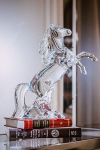 Висок клас мебели 5 - статуетка кон от Elegant Living Висок клас мебели 5 - статуетка кон